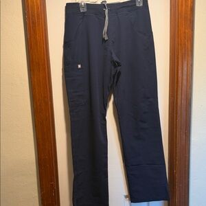 Women’s Figs Kade Cargo Scrub Pants in Navy